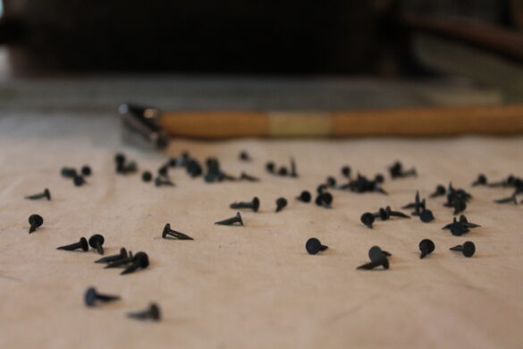 Atelier - semences et marteau de garnisseur